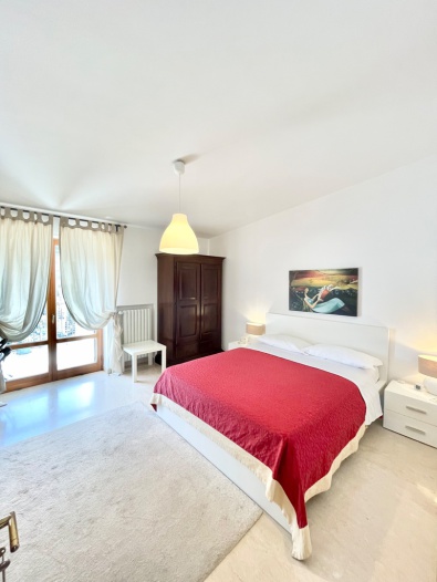 Camera matrimoniale con bagno privato e balcone del B&B Le Saline a Taranto