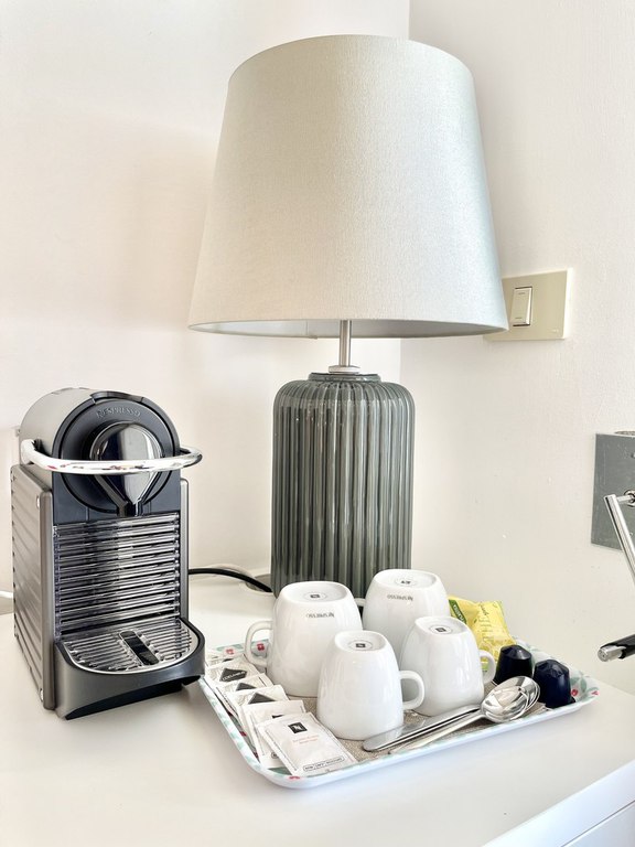 Macchina Nespresso® e vassoio con tazze e capsule nelle camere del B&B Le Saline
